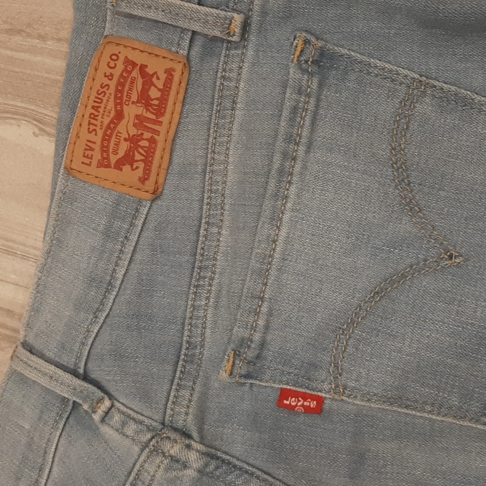 Levis - Picture 5 of 10